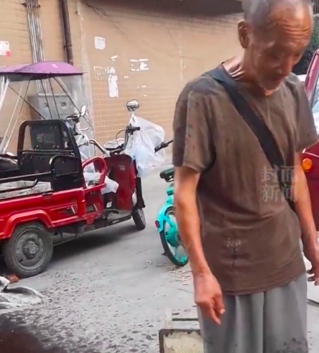 卖菜老人被泼机油 肇事者被行拘